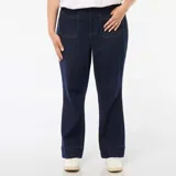 Pantalón de jean de mezclilla oscura, corte wide leg con tiro alto y grandes bolsillos cuadrados visibles en la parte delantera. Presenta dobladillos anchos en los tobillos.