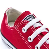 Championes Converse Chuck Taylor All Star Core Ox de lona color rojo con suela de goma blanca y cordones blancos.