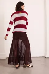 Sweater de punto calado a rayas horizontales rojas y blancas, de corte recto y mangas 3/4.