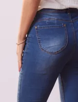 Jean bootcut de tiro alto marca Harmony & Havoc, con terminación de pierna acampanada, pretina con pasadores, botón y cierre. Delantera con bolsillos inclinados, trasera con bolsillos aplicados.