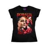 Remera negra de algodón con estampado de la cantante Rosalía en tonos rojos y amarillos.
