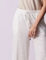 Pantalón wide leg color beige, marca Ninety. Con pretina ancha elastizada y lazo de ajuste.
