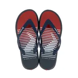 Ojotas Rider R1 Style con base roja con diseño de líneas blancas y tiras azul marino.