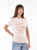 Remera blanca de algodón con estampado de cerezas rojas y texto "Mon Cheri".