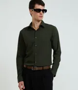 Cinturón social reversible negro y marrón de poliuretano con hebilla cuadrada metálica color plomo.