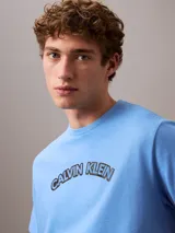 Remera celeste de algodón con el logo de Calvin Klein estampado en el pecho.