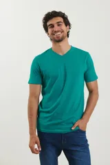 Remera celeste de algodón con escote en V y logo de ancla en relieve.