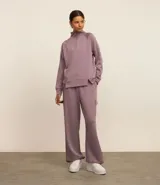 Pantalón deportivo color lila, confeccionado en microfibra pesada con viscosa certificada. Cuenta con cintura elástica ajustable, bolsillos cargo laterales y ajuste en el bajo.