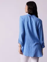 Túnica de algodón celeste con escote en V con botones y detalle de puntilla.