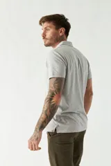 Remera con cuello polo en tejido buttoné, corte regular, logo bordado y mangas cortas.