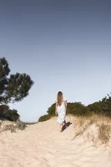 Vestido midi blanco con estampado floral en tonos verdes, escote en V, mangas cortas abullonadas y corte evasé.