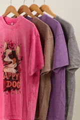 Remera oversize negra con estampa de un perro corgi rodeado de rosas y la frase "Happy Dog".