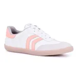 Championes blancos con detalles en negro y beige, de cuero sintético.