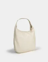 Cartera hobo color camel de cuerina, con cierre superior y asa de hombro.
