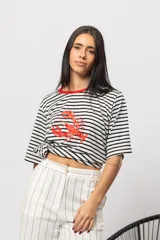 Remerón a rayas horizontales blancas y negras con cuello rojo y estampado de langosta roja.