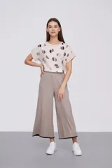 Pantalón culotte color visón con textura acanalada, tiro alto y corte ancho.