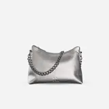 Cartera tipo baguette de cuero color rojo brillante, con correa de cadena plateada.