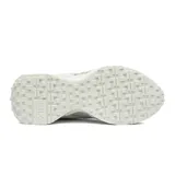 Championes Fila Renno Vintage color gris claro con detalles plateados y suela blanca.