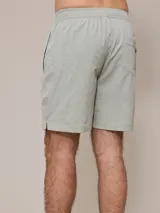 Short de baño verde agua texturizado con cintura elástica y cordón ajustable.