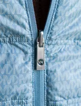 Campera puffer reversible Michael Kors color rosa con estampado de logos MK en un lado y liso en el otro. Tiene cierre central metálico, bolsillos delanteros y avíos metálicos con logo. Incluye bolsa autoportante.