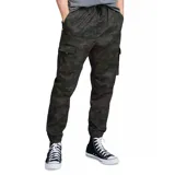 Pantalón cargo color arena de corte slim, con bolsillos laterales con solapa y puños elásticos.
