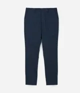 Pantalón de vestir azul marino, de corte recto, con bolsillos laterales y traseros. Se ajusta a la cintura con cinturón de cuero marrón.