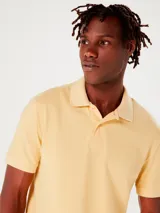 Polo de piqué de algodón color rosa, de manga corta y corte clásico.