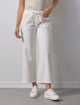 Pantalón jogger negro de corte ancho, con pretina elastizada y lazo de ajuste.