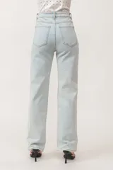 Pantalón de jean celeste con corte recto y strass plateados.