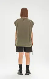 Remerón verde militar de corte oversize con hombros caídos y cuello redondo.