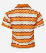 Blusa femenina de punto con cuello polo, mangas cortas y estampado de rayas horizontales en tonos naranja, marrón, blanco y verde.