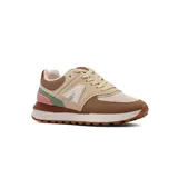 Championes urbanos American Sport modelo Mila 2.0, con capellada beige combinada con detalles en marrón, verde y rosa. Presentan una "A" en el lateral y suela marrón con base blanca.