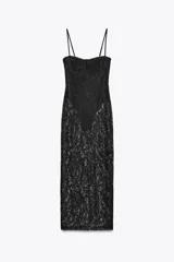Vestido midi semitransparente de encaje negro, con escote recto, tirantes finos ajustables, forro interior tipo body con aros y abertura lateral en el bajo.