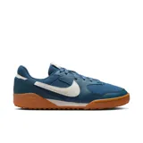 Championes Nike Terra Manta de mujer, color azul con detalles en blanco y suela color caramelo.