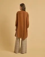 Camisa larga estilo vestido, color marrón, con cuello mao, mangas globo cortas y botones en la delantera.