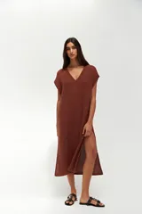 Vestido kaftan corto color terracota, de tejido calado con patrón de esterilla y escote en V.