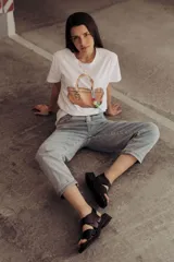 Sandalias color beige con tiras de cuero y ajuste con velcro, con base chunky negra.