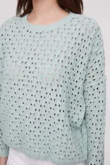Sweater de punto azul claro con diseño de malla y manga larga.