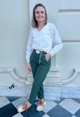 Pantalón verde con pinzas, tiro alto y corte recto.