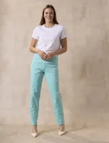Pantalón verde esmeralda de gabardina elastizada marca Zac & Rachel, con pretina ancha con faja interna modeladora, largo de pierna con costura frontal pespunteada y trasera con bolsillos ojal simulados.