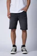 Bermuda de jean gris oscuro, corte recto a la rodilla, con bolsillos delanteros y traseros.