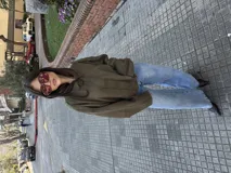 Lentes de sol con marco rectangular color borgoña y lentes rosas con protección UV400.