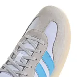 Championes urbanos Adidas Barreda Decode, color blanco con detalles celestes y suela color caramelo.