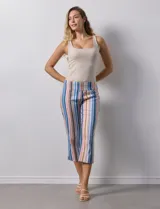 Pantalón capri de gabardina elastizada estampada, marca Zac & Rachel. Con pretina ancha elastizada.