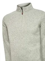 Buzo polar color gris jaspeado, con cuello alto, medio cierre frontal y bolsillos laterales. Confeccionado con fibras de poliéster reciclado.
