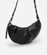 Cartera tipo shoulder bag negra de PU con forma de media luna y detalles fruncidos. El asa es corta y tiene ojetes metálicos.