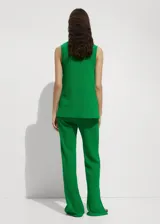 Chaleco tejido de crochet color verde lima, con escote en pico, diseño recto y cierre frontal con botones.