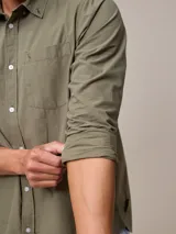 Camisa de manga larga con estampado a cuadros azul y blanco, confeccionada en algodón con efecto peach y bolsillo en el pecho.