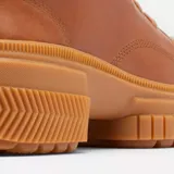 Bota de cuero color marrón con cordones, cremallera lateral y suela de goma.