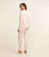 Conjunto de pijama largo color rosa claro, compuesto por un buzo de cuello redondo y un pantalón con lazo en la cintura.
